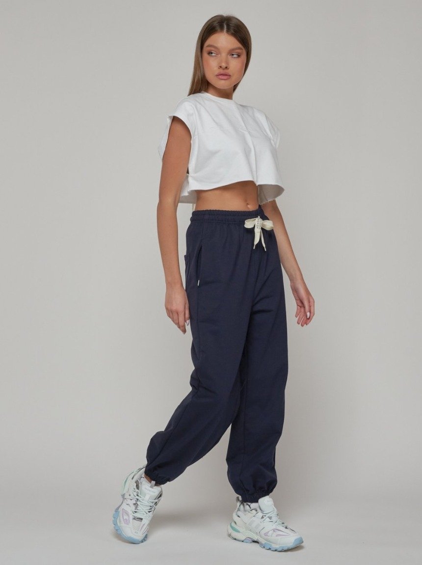 Женщина в антитрендовых джоггерах