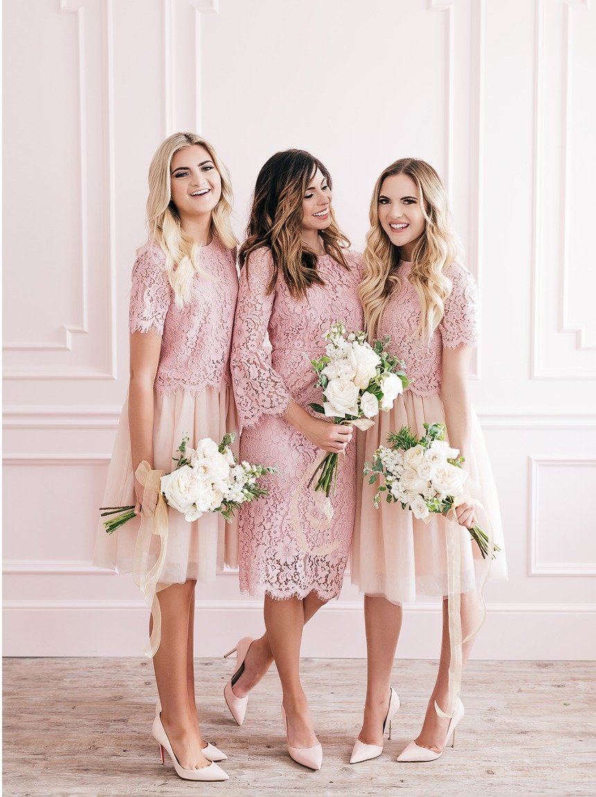 Подружки невесты в кружевных платьях 