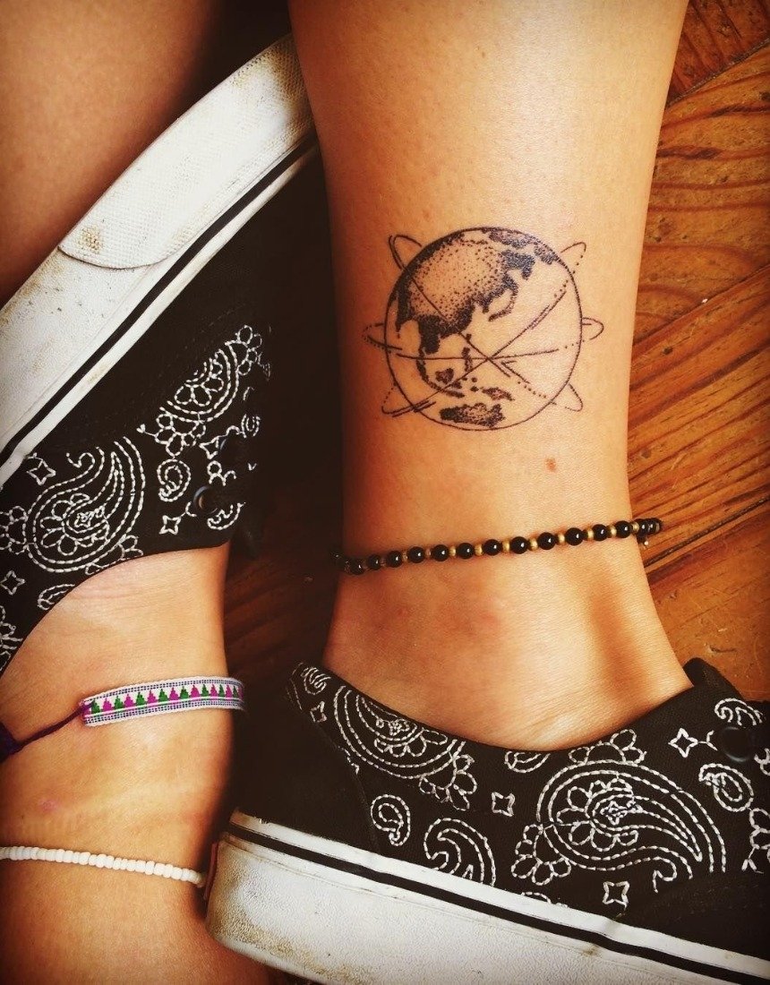 Татуировка на ноге