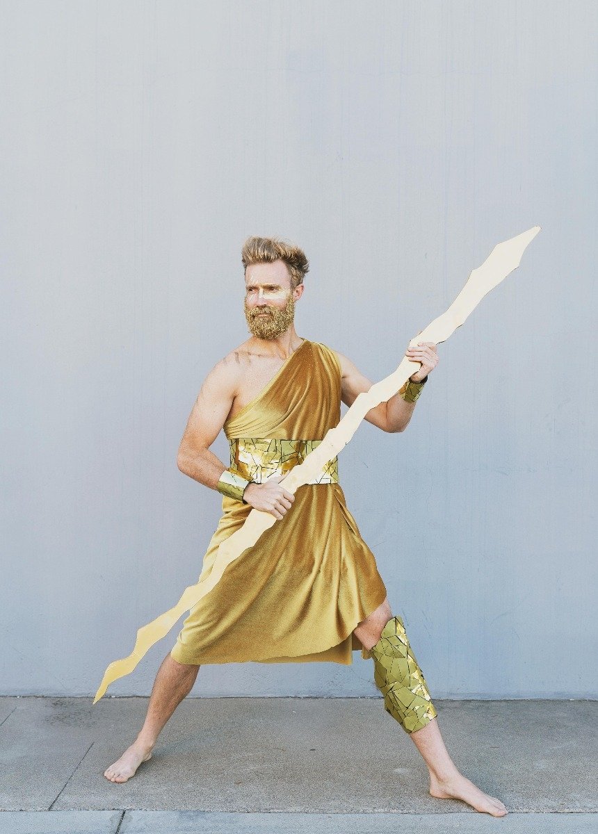 Мужчина в образе Зевса 