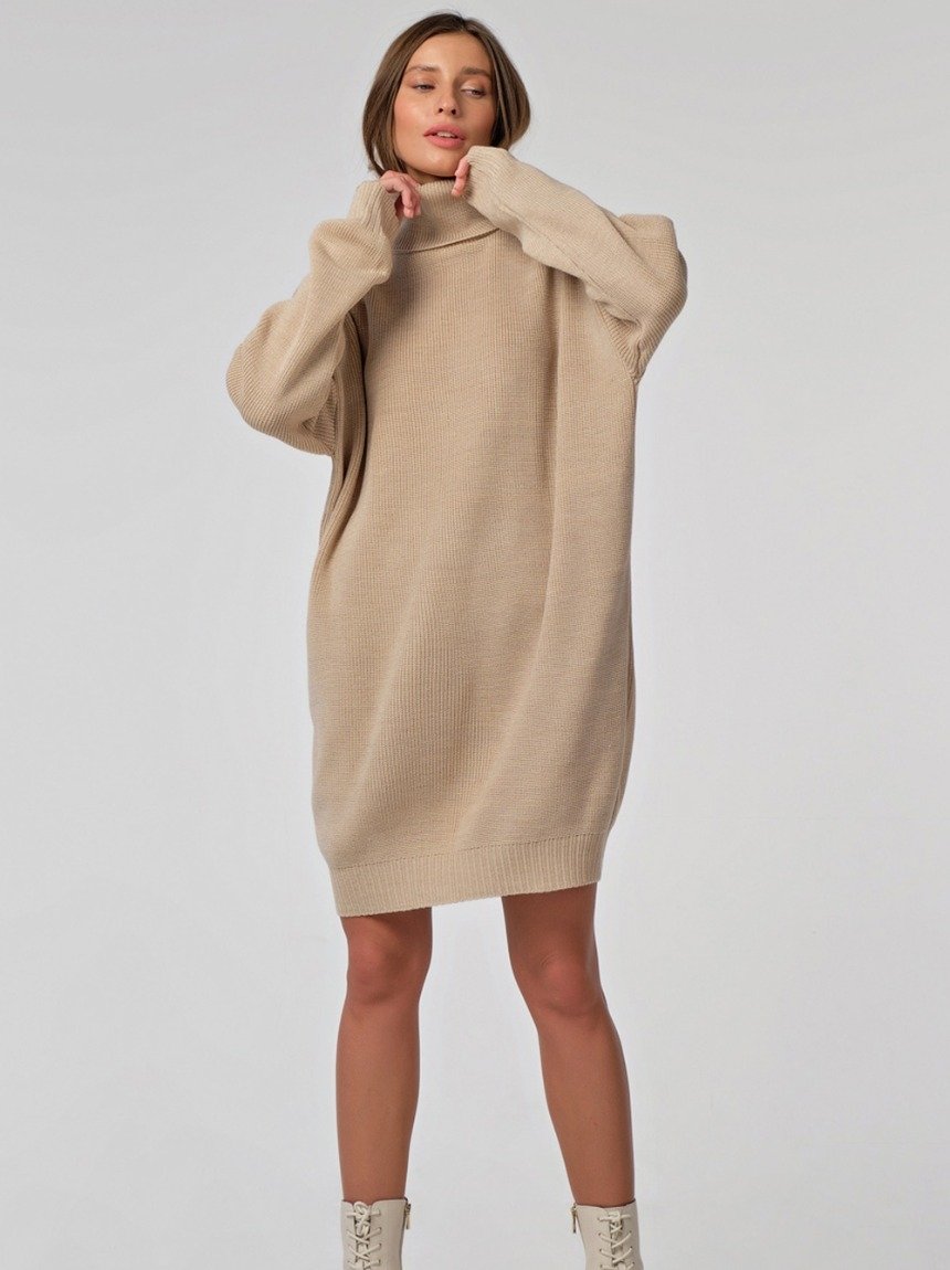 Женщина в антитрендовом платье