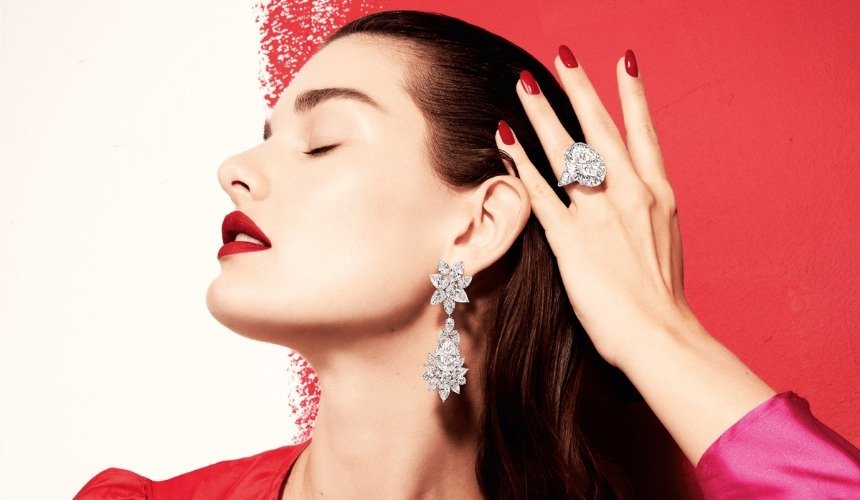 Женщина в красивых украшениях 