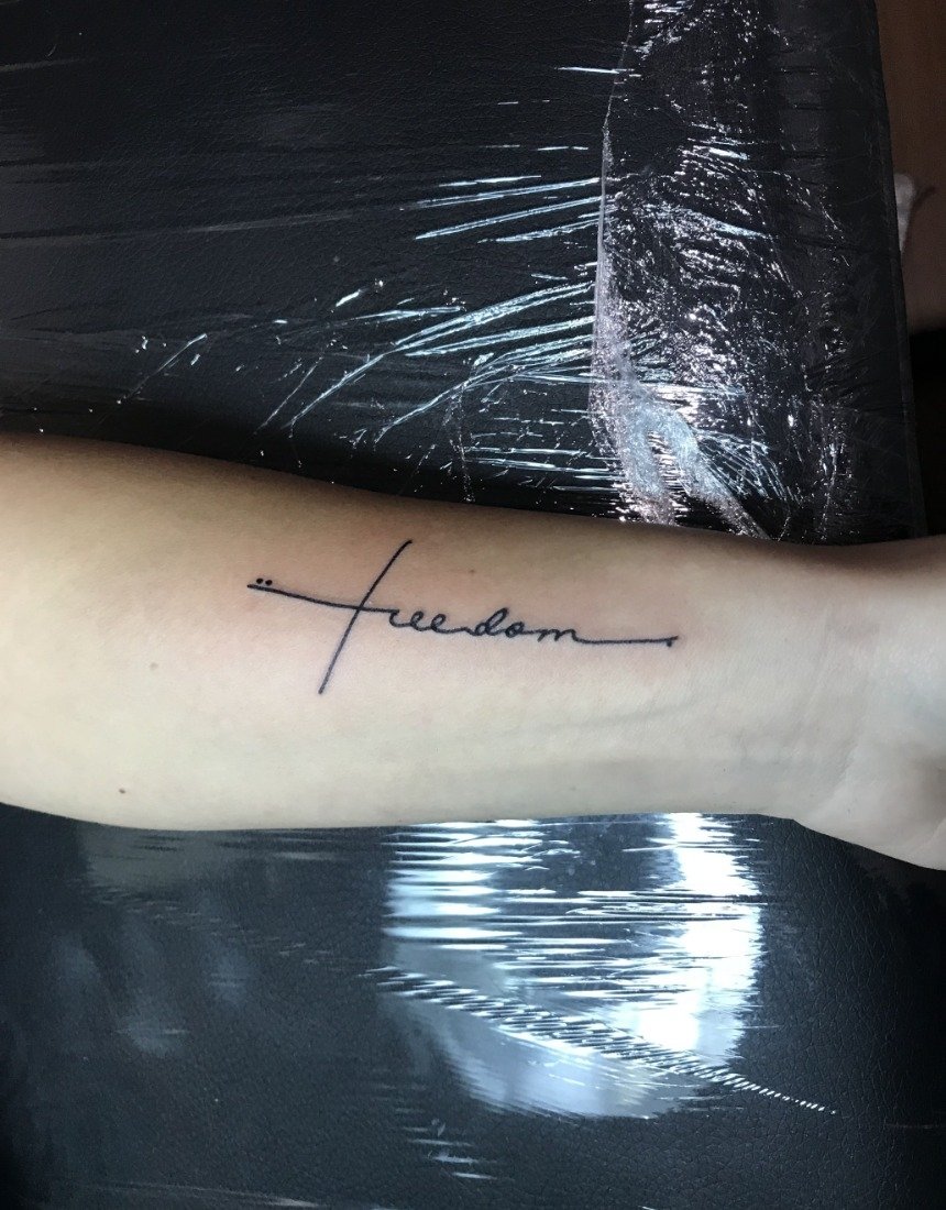 Татуировка с надписью 