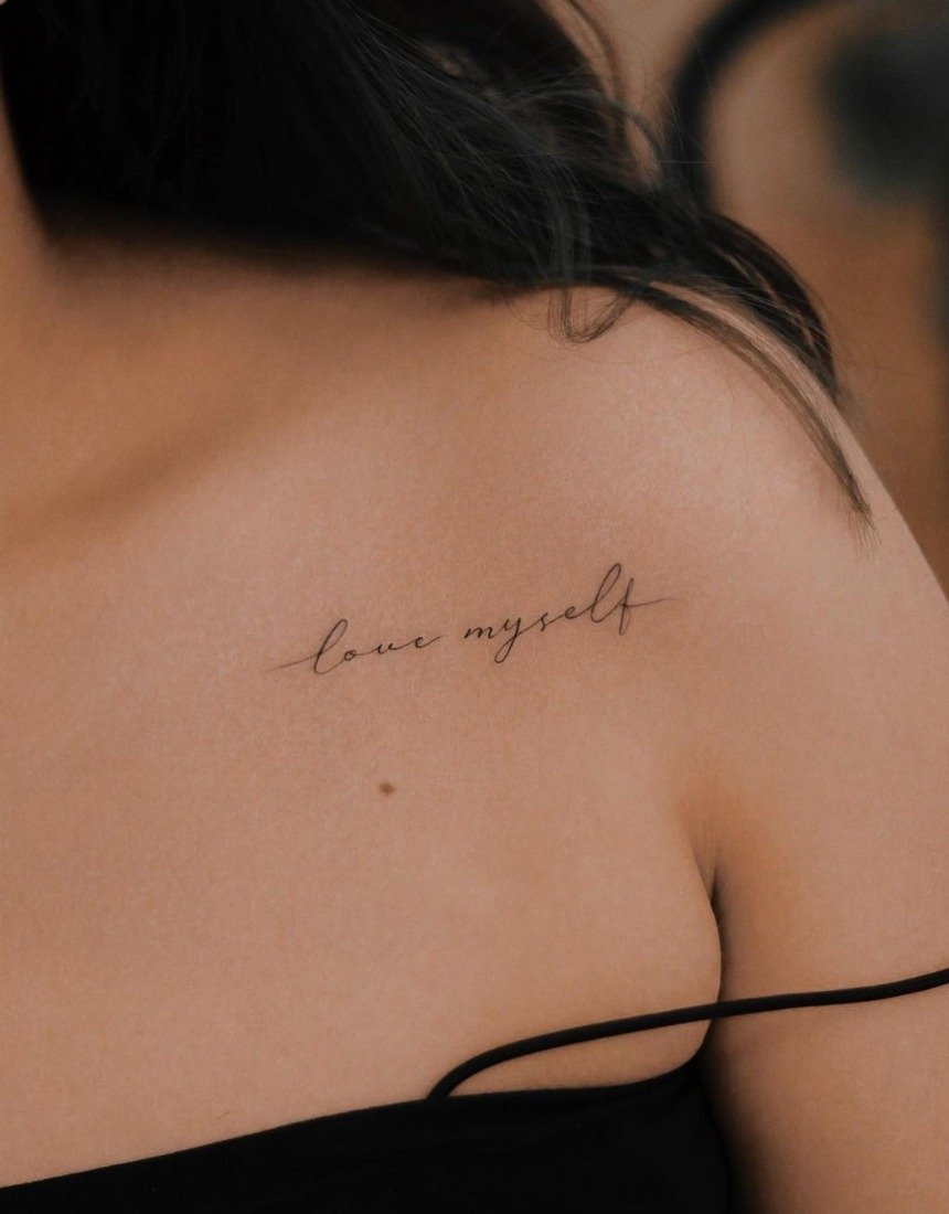 Татуировка с надписью 