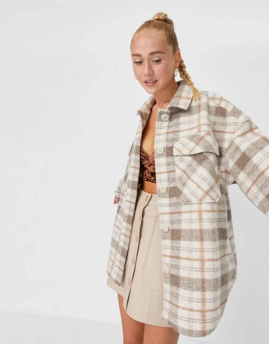 Женщина в модной куртке-рубашке