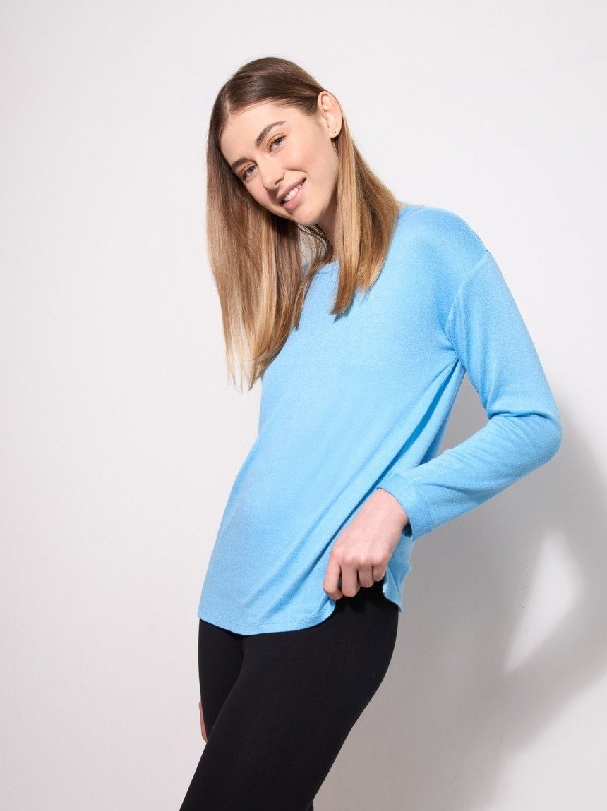 Женщина в антитрендовом свитере