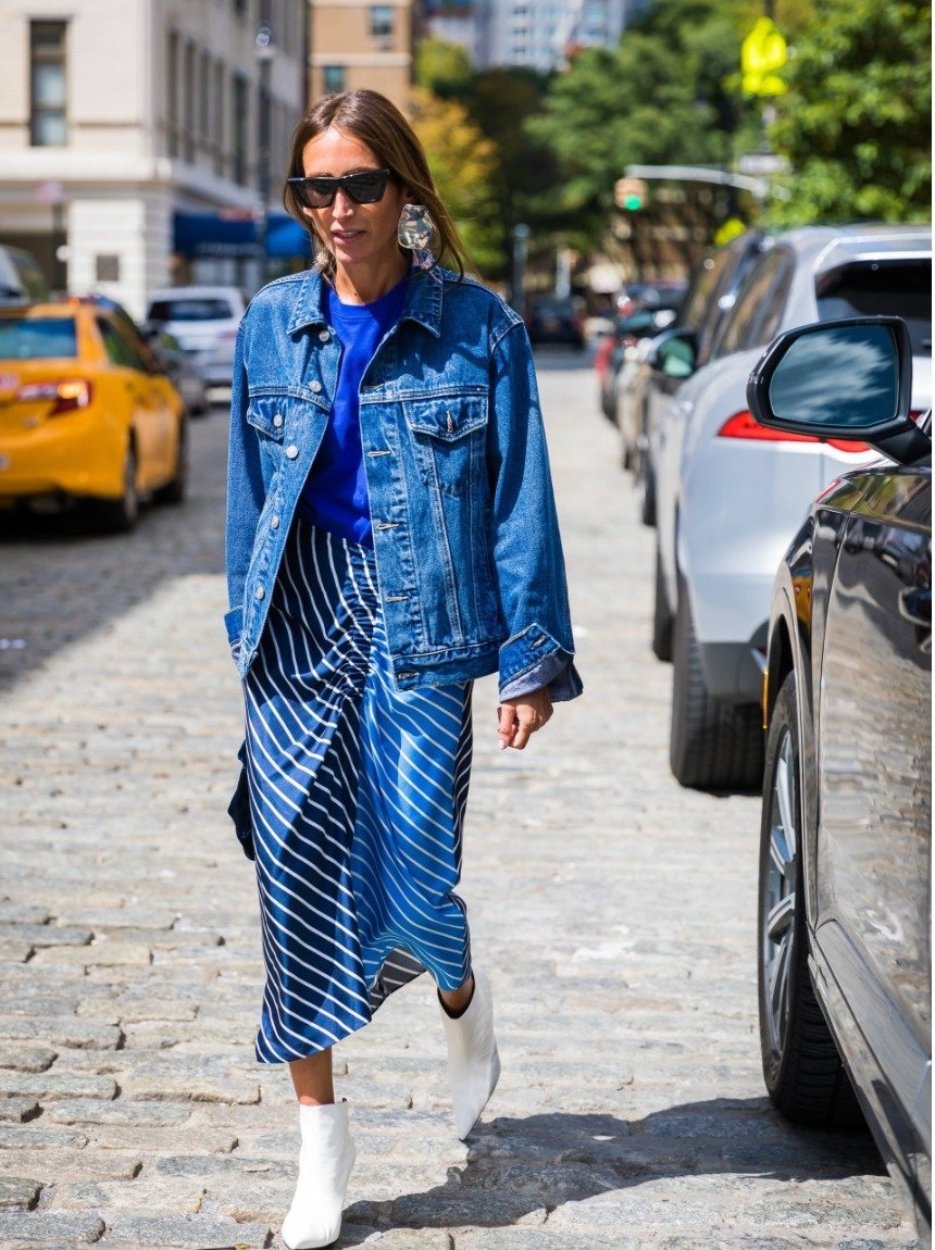 Женщина в образе с джинсовой курткой 