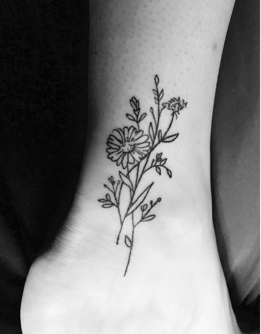 Татуировка на ноге