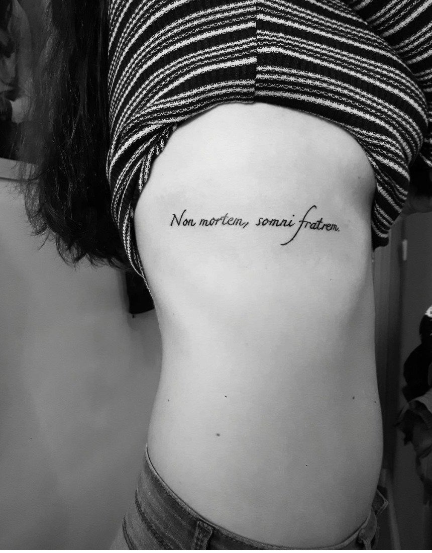 Татуировка с надписью 