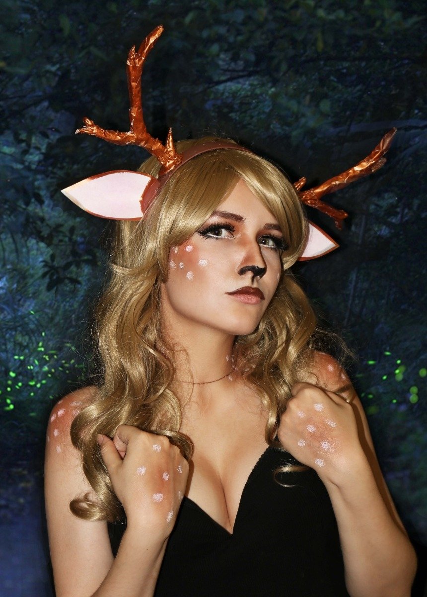 Женщина в образе оленя 