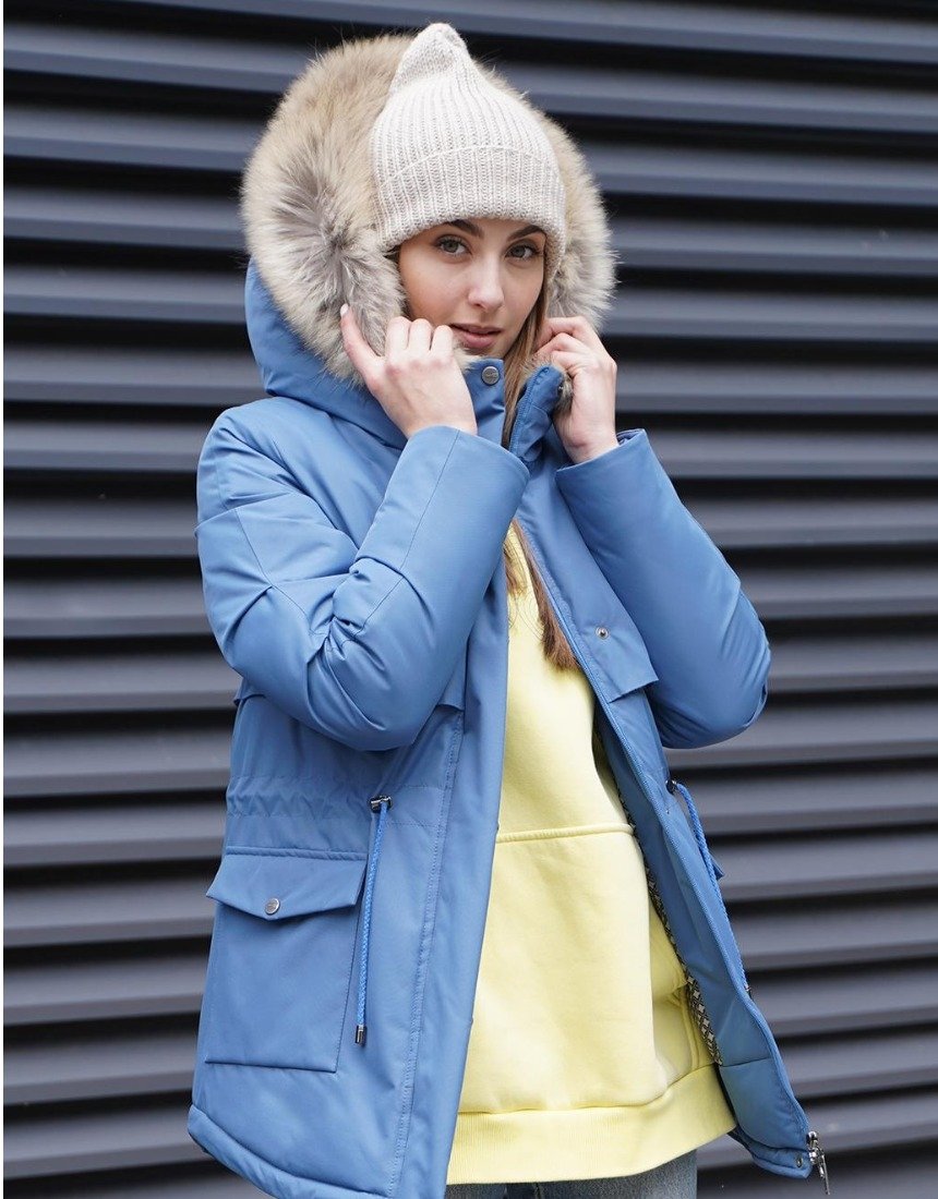 Женщина в модной парке 