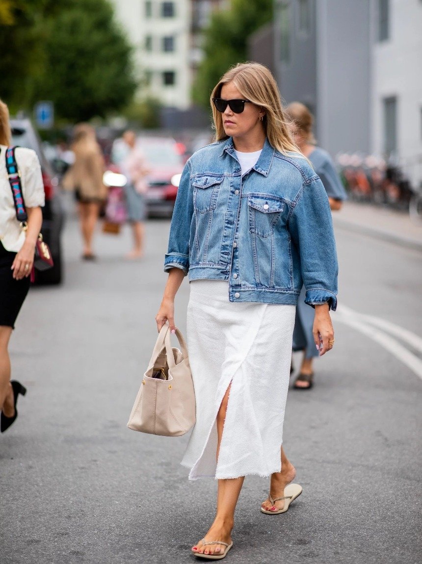 Женщина в образе с джинсовой курткой 