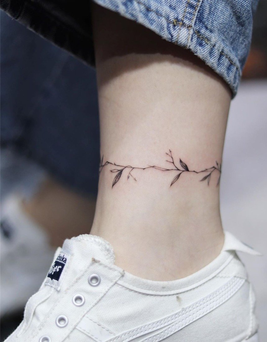 Татуировка на ноге