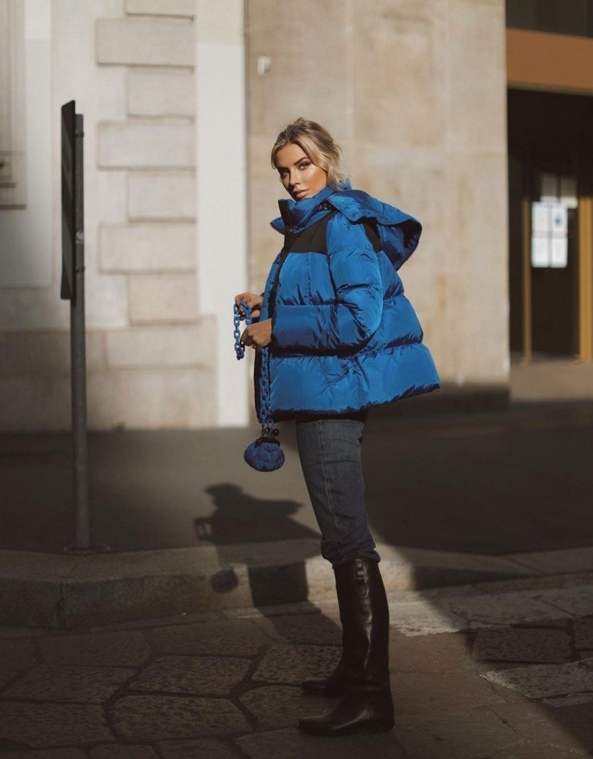 Женщина в модной куртке 