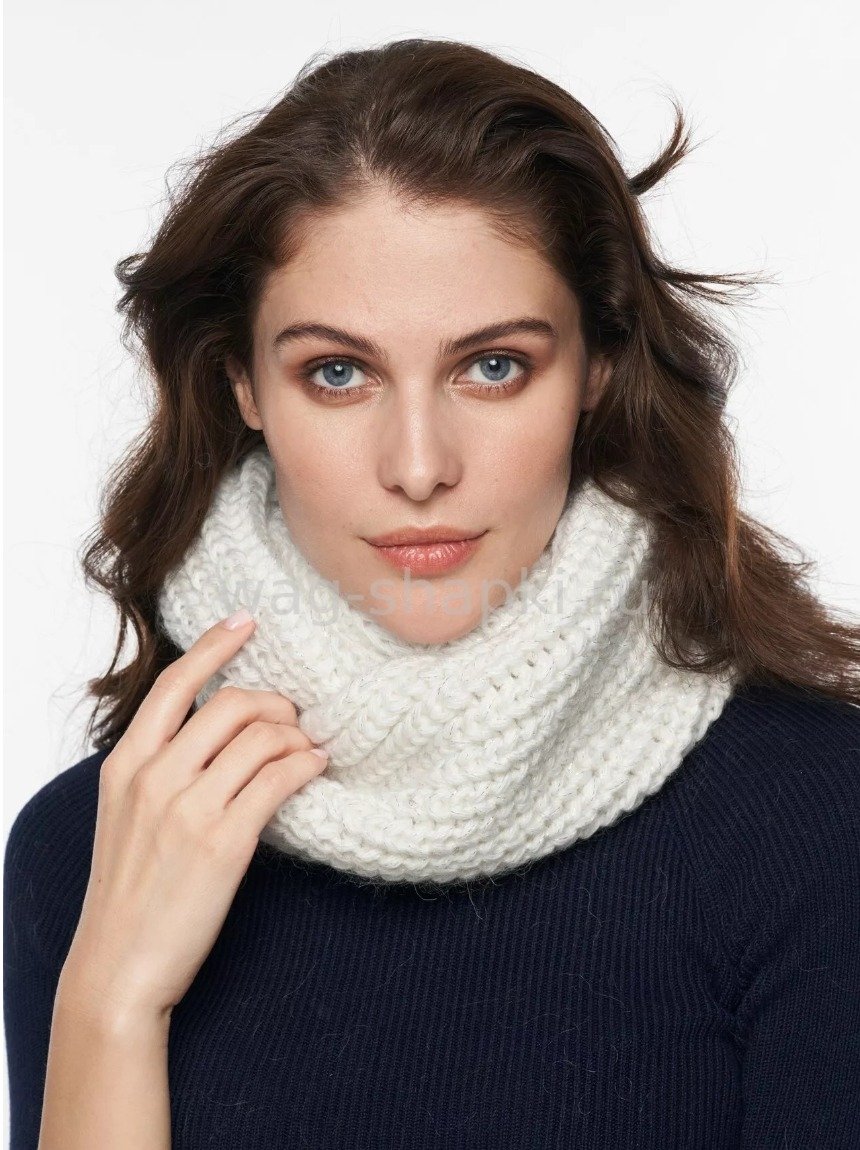 Женщина в антитрендовом шарфе