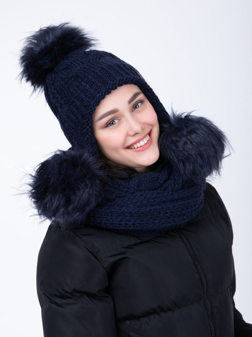 Женщина в антитрендовой шапке с помпоном 