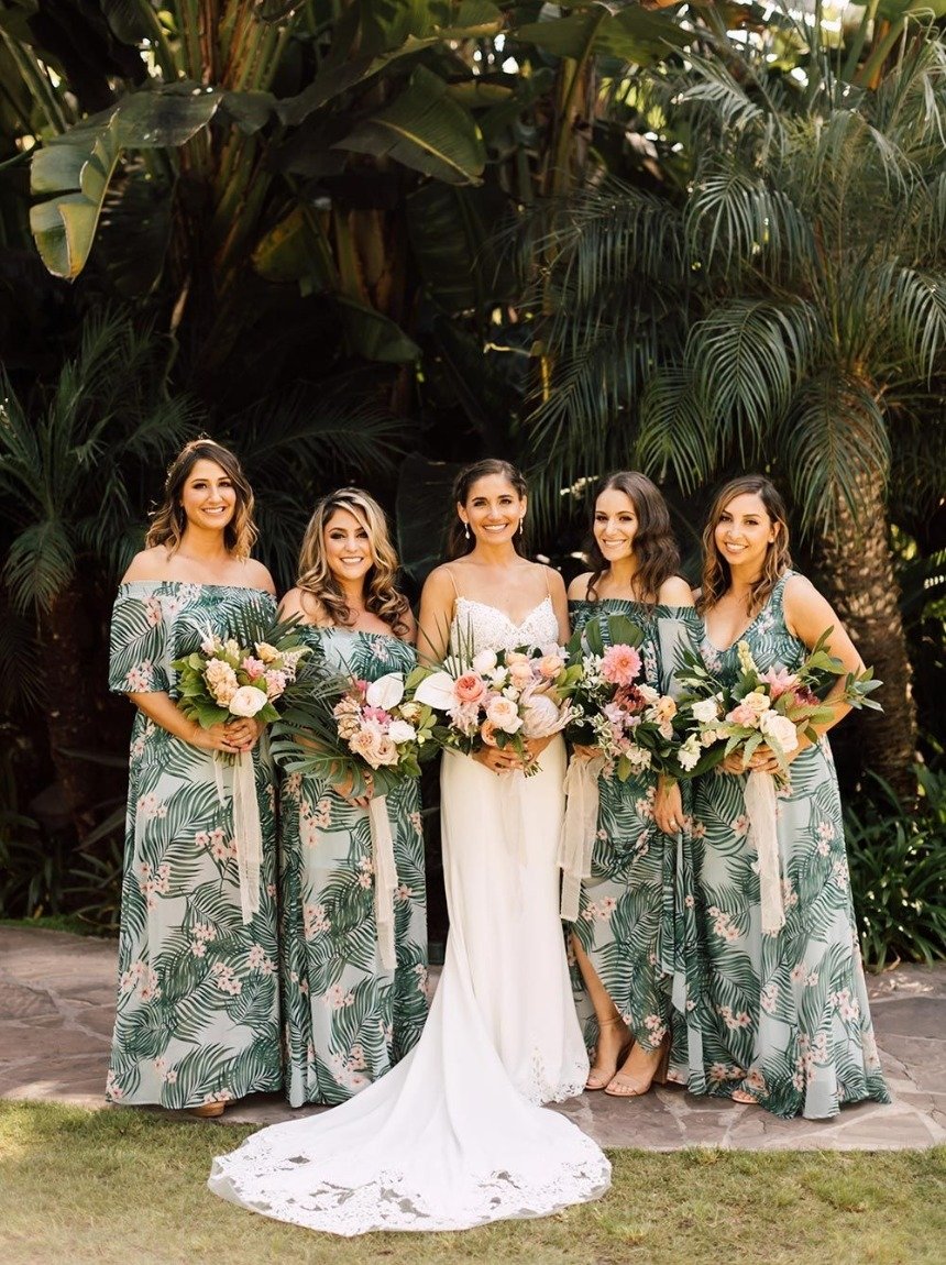 Подружки невесты в принтованых платьях 