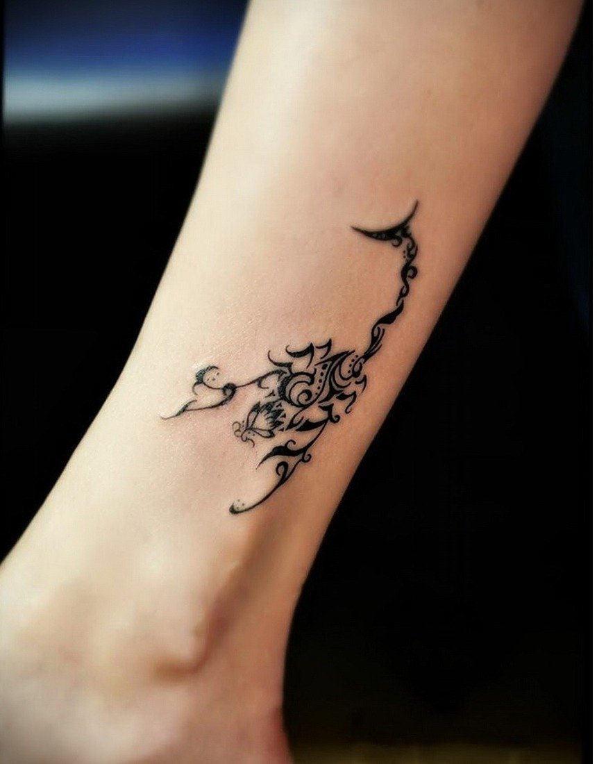 Татуировка на ноге