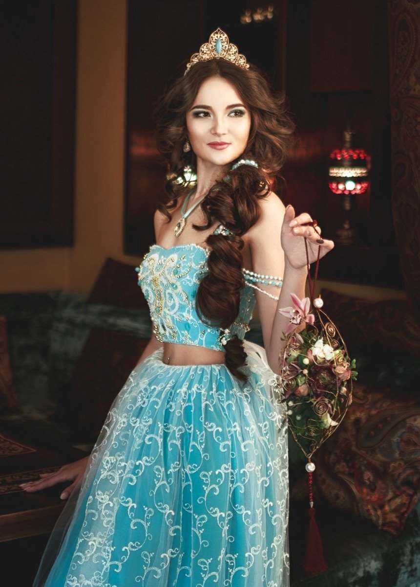 Женщина в образе принцессы Жасмин 