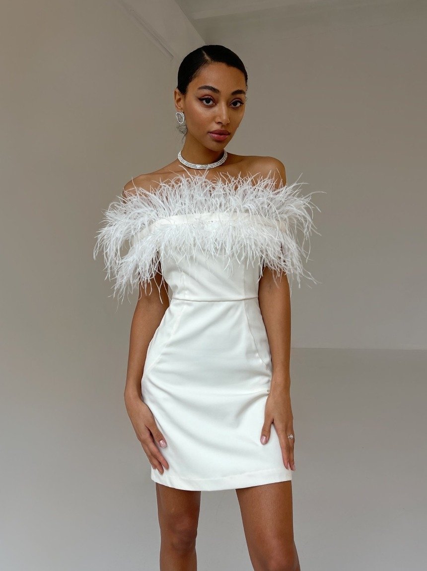 Подружка невесты в платье с перьями 