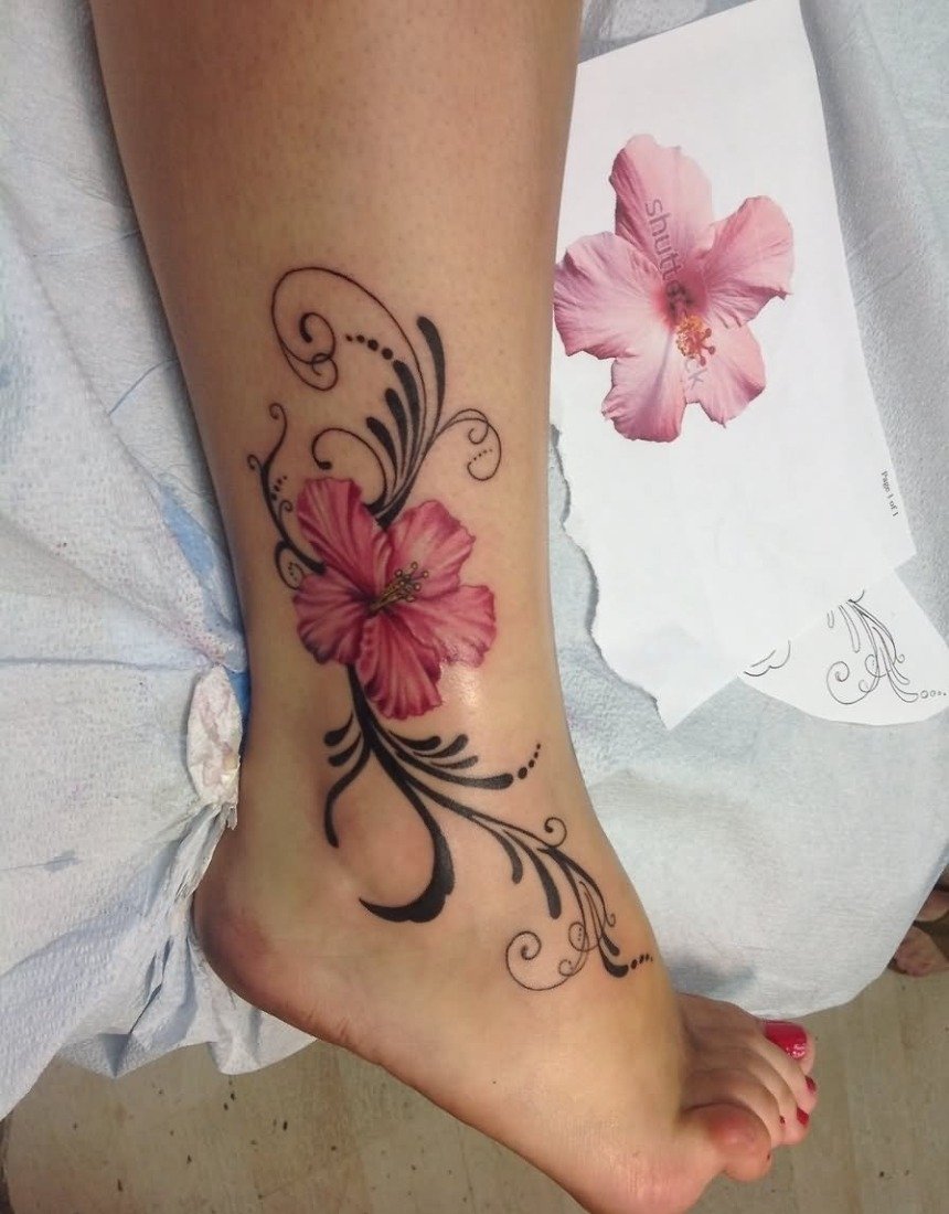 Татуировка на ноге