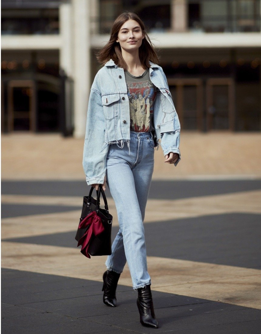 Женщина в модной джинсовке 