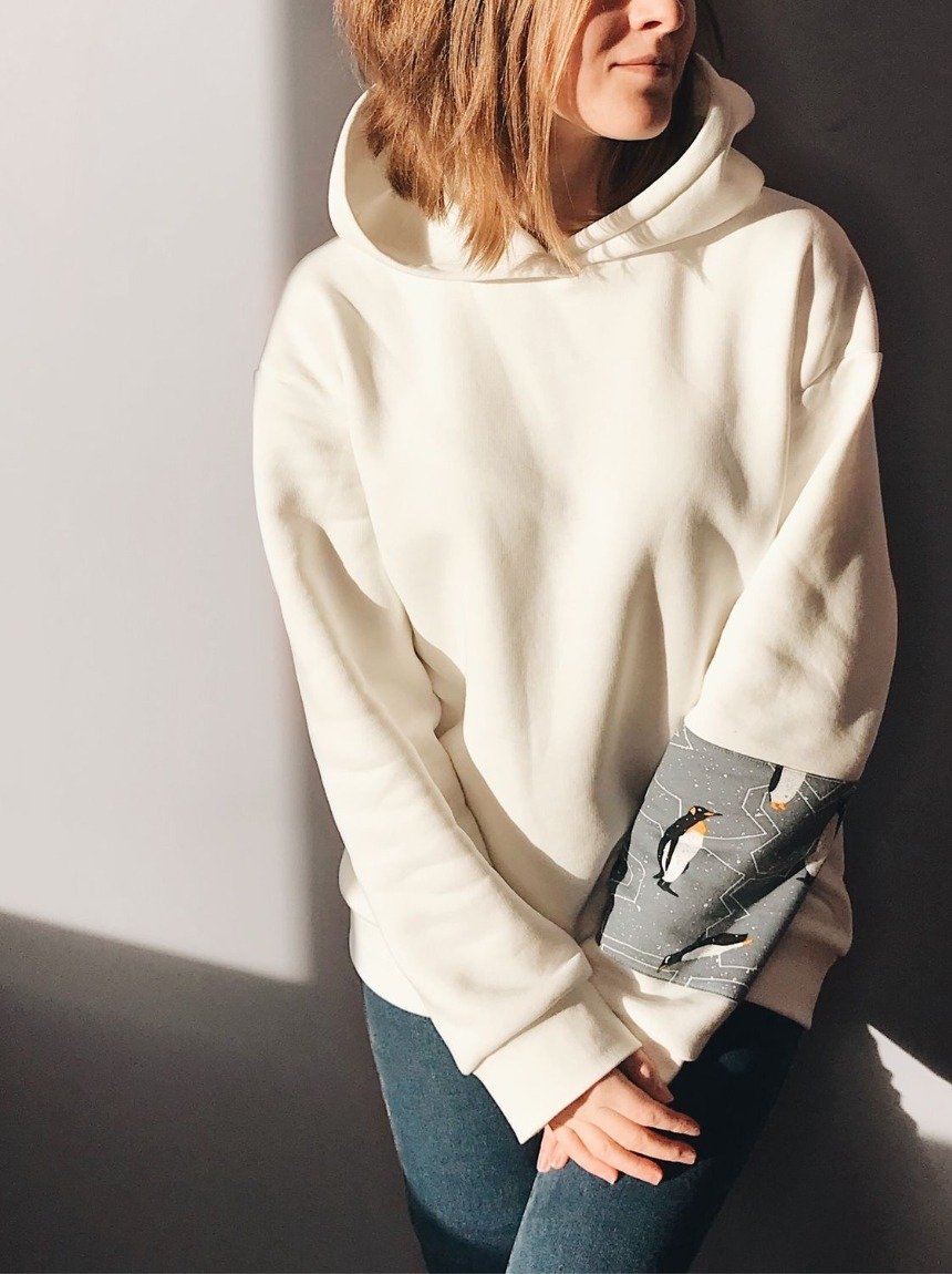 Модный женский лук с худи