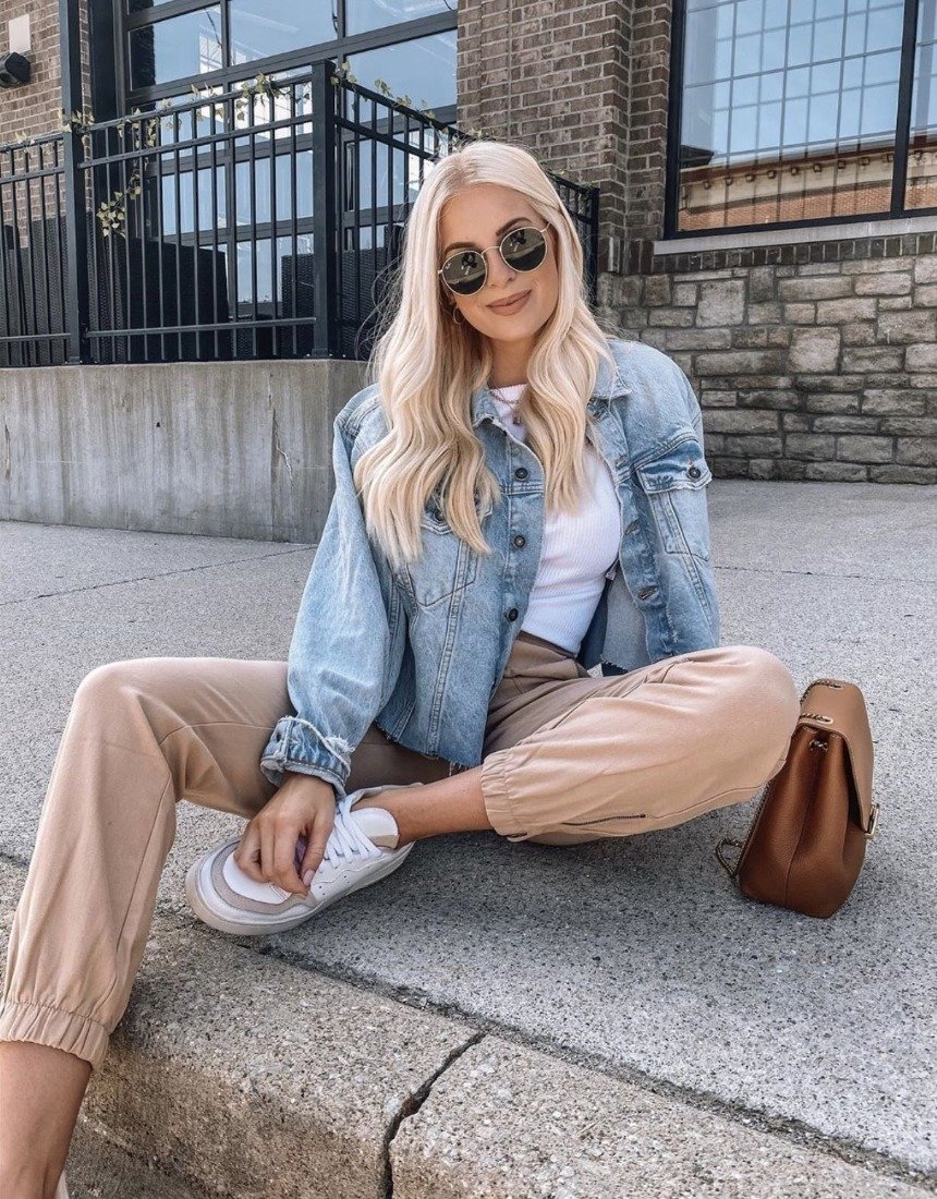 Женщина в модной джинсовке 