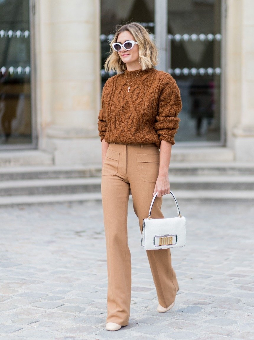Модный женский образ со свитером 
