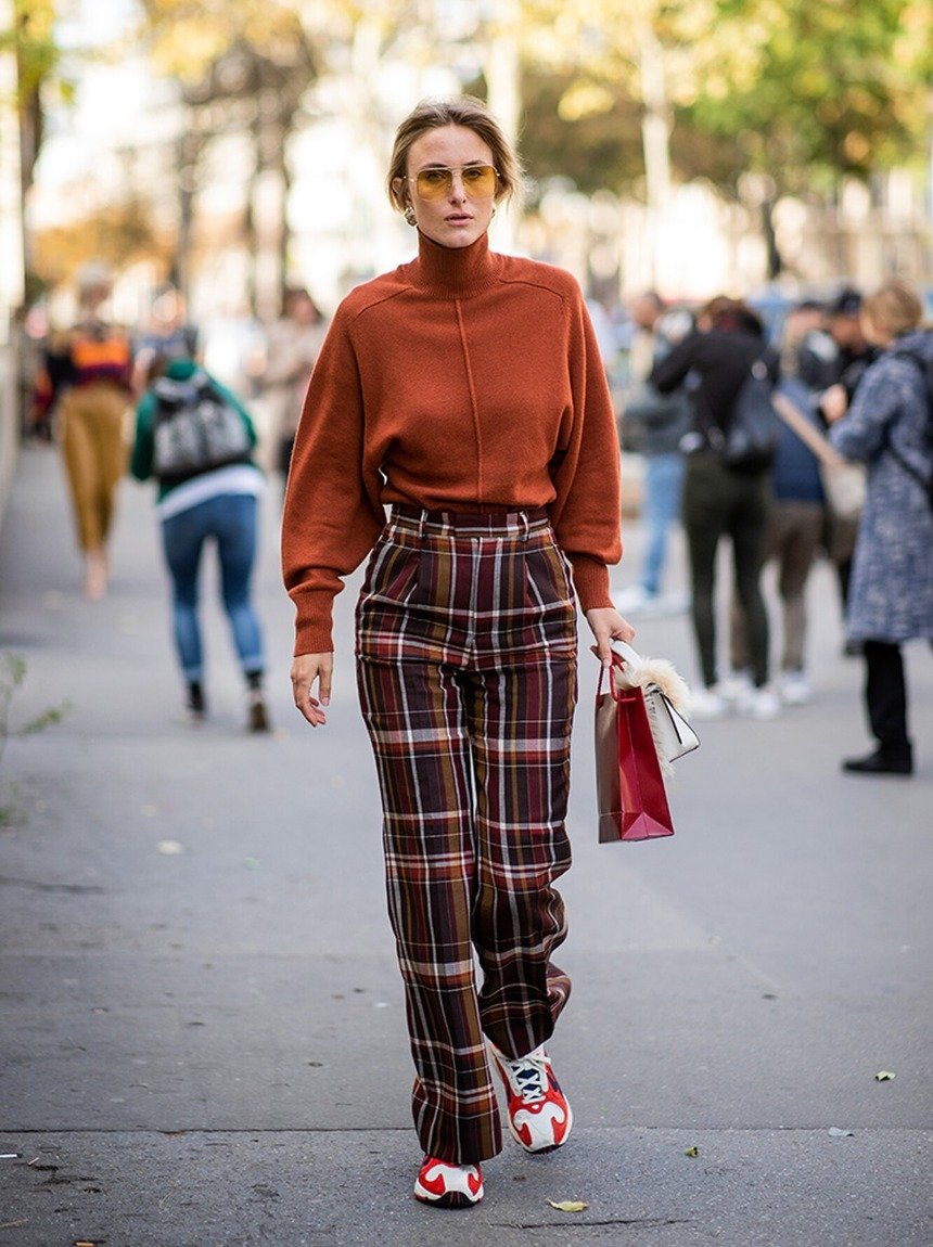 Стильный женский лук со свитером 