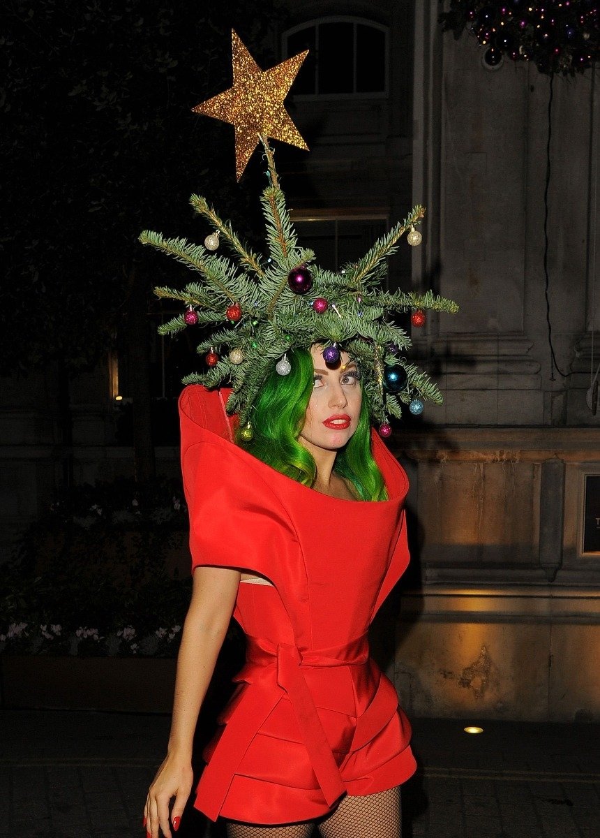 Женщина в образе елки