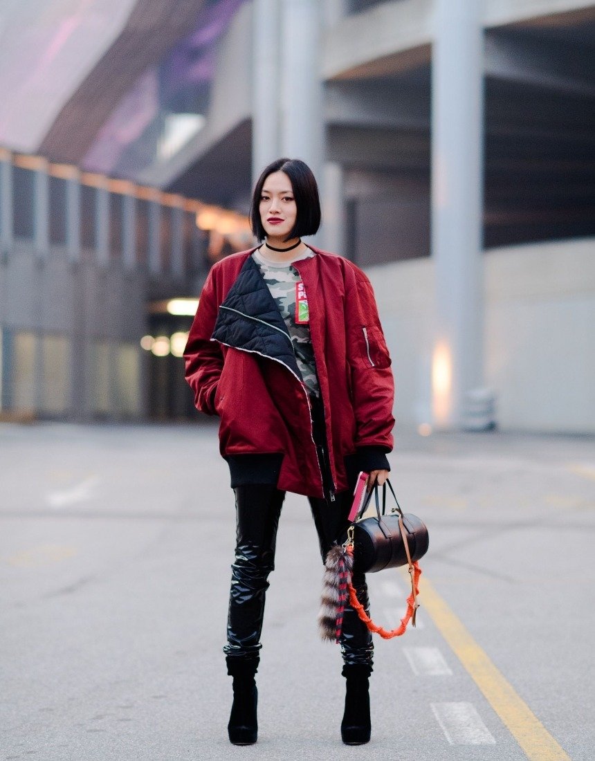 Модный женский образ с бомбером 