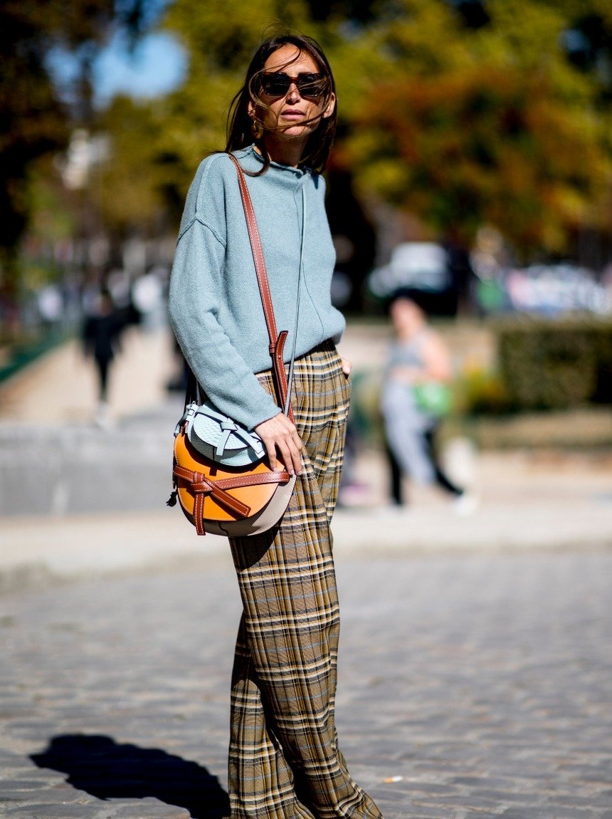 Стильный женский лук со свитером 