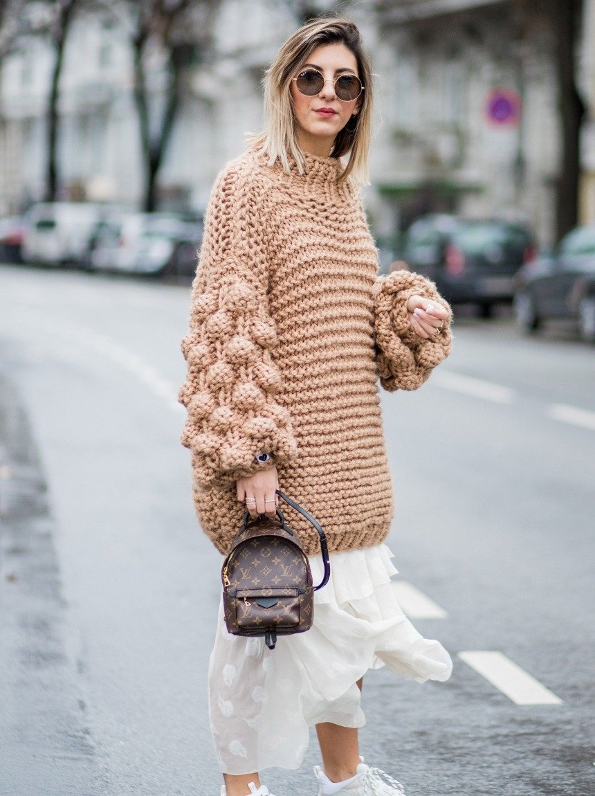 Модный женский образ со свитером 