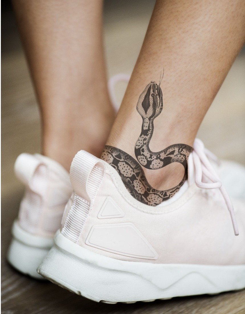 Татуировка на ноге