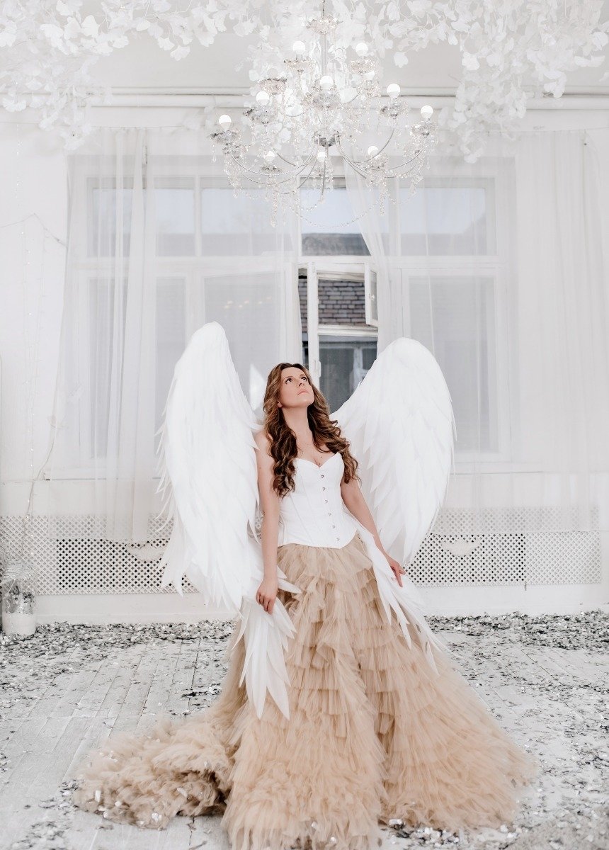 Женщина в образе ангела