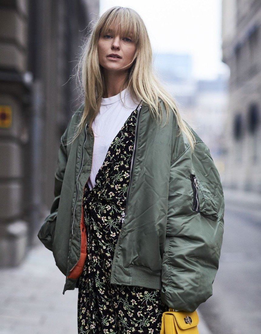 Женщина в модном бомбере 