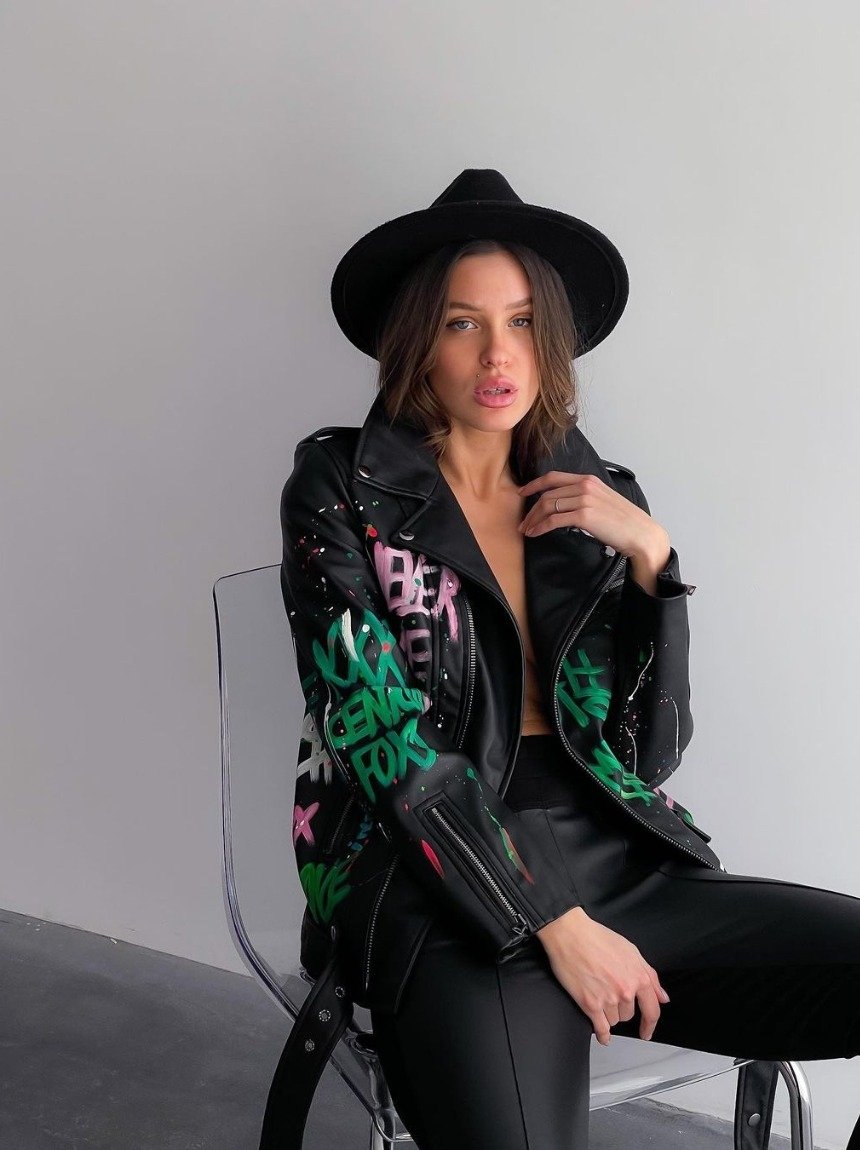 Женщина в антитрендовой кожанке