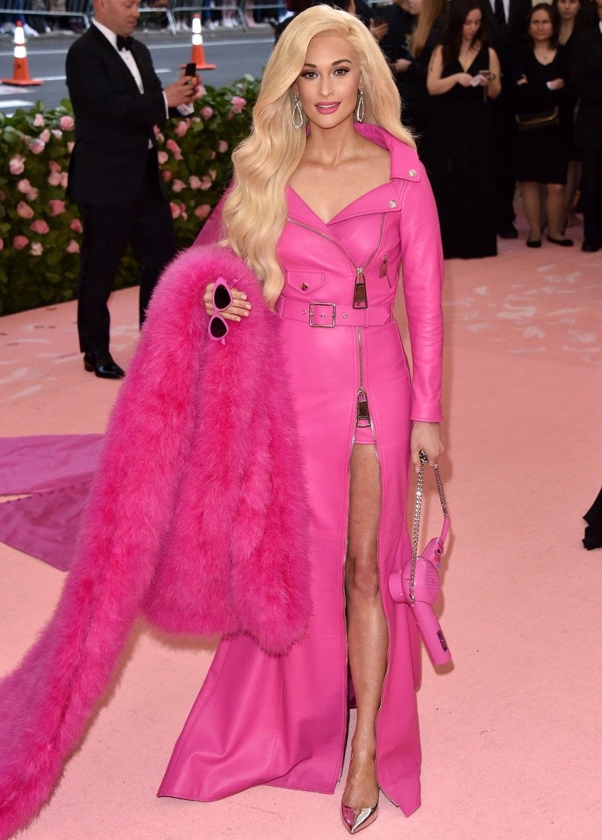 Женщина в образе Барби 