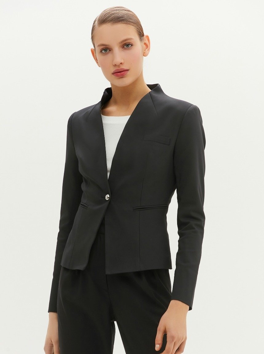 Женщина в антитрендовом жакете