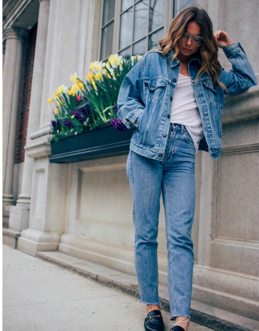 Стильный образ с джинсами и джинсовой курткой 