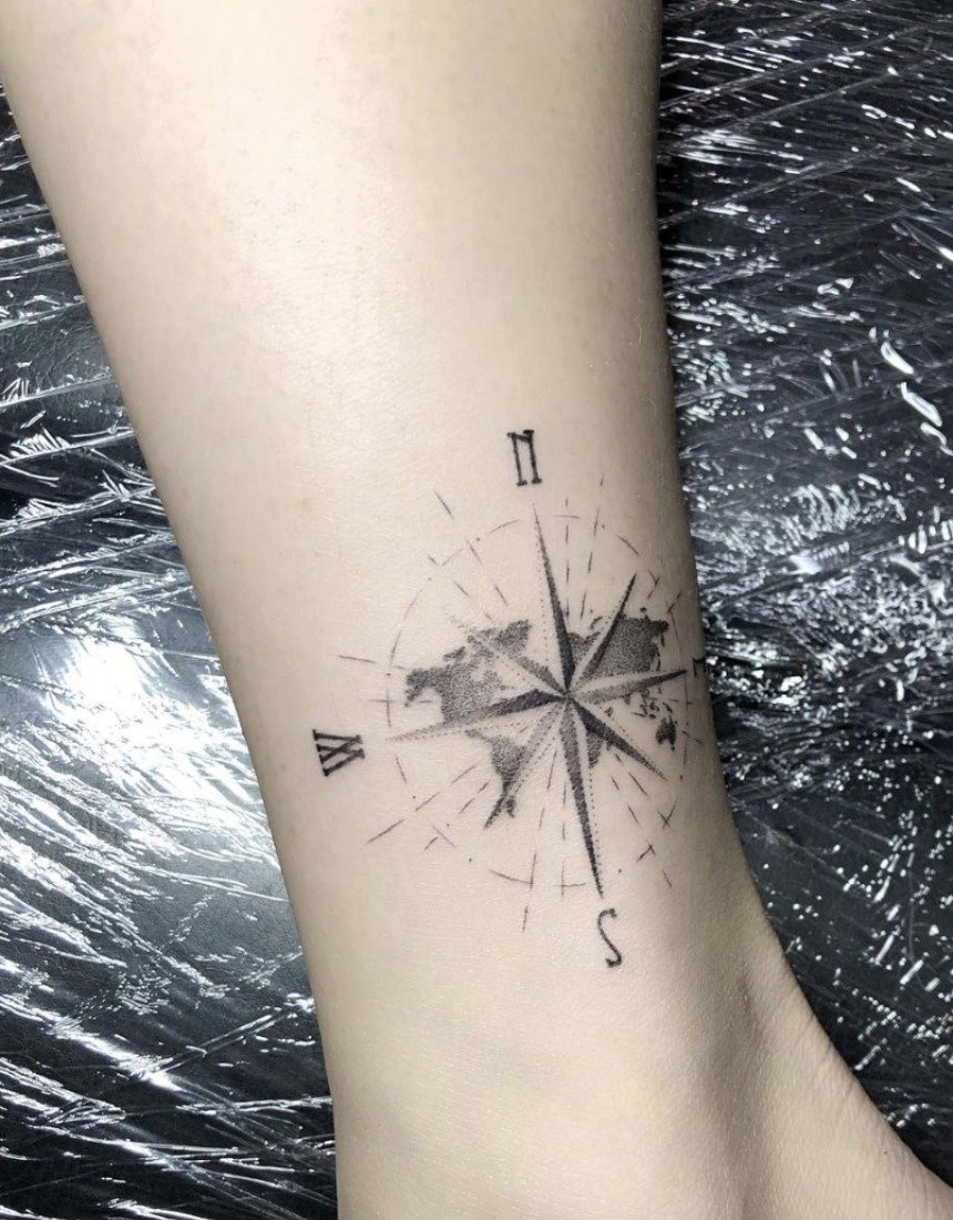 Татуировка на ноге