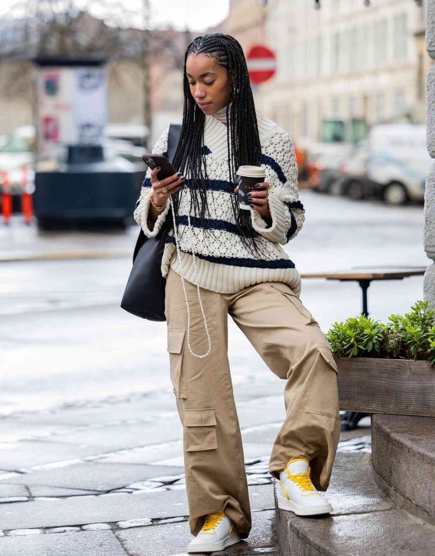 Девочка в штанах карго 