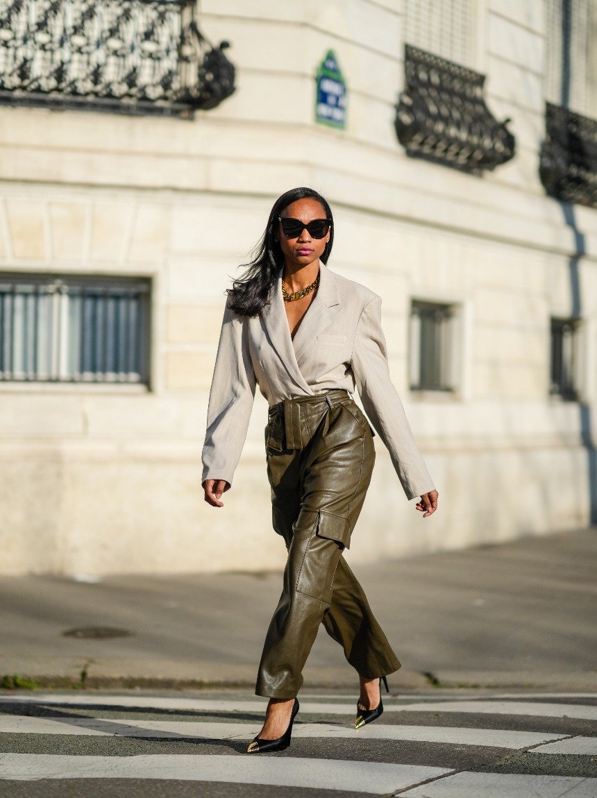 Стильный женский лук с брюками 