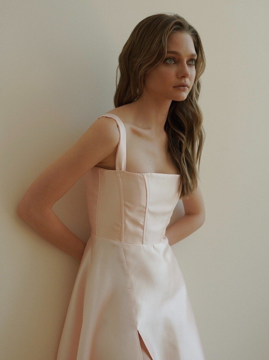 Подружка невесты в коктейльном платье 