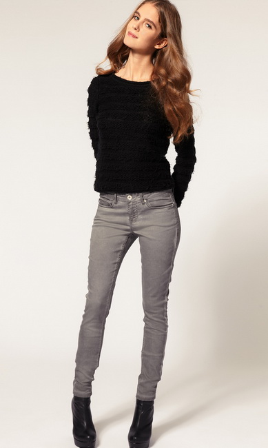 серые джинсы