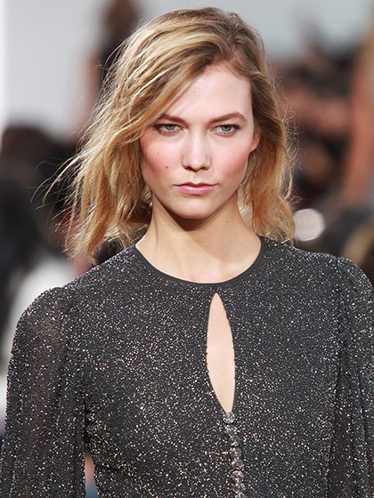 Девушка с вьющимися волосами Девушка с вьющимися волосами