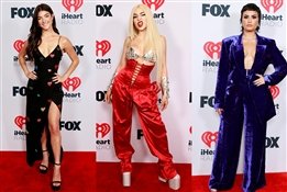 10 нарядов звезд на красной дорожке iHeartRadio Awards 2021