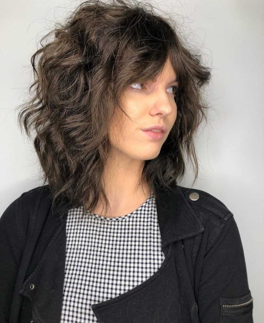 Модная женская стрижка на средние волосы 