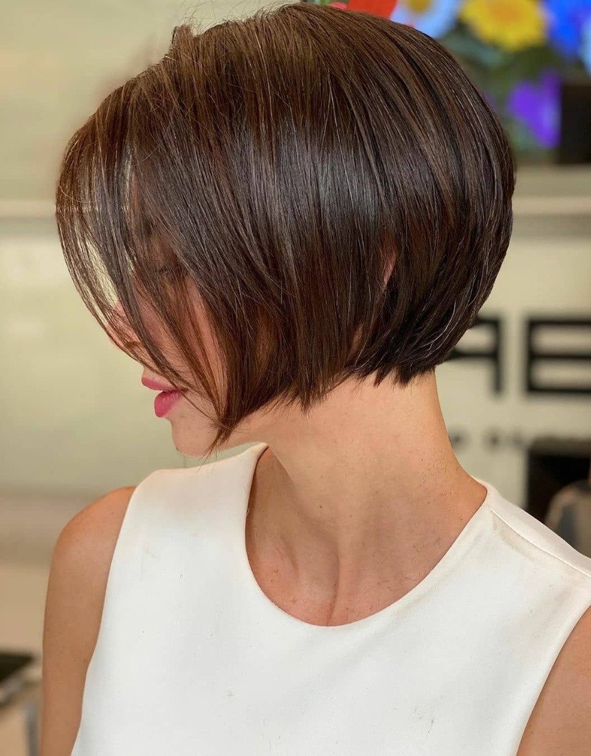 Модная женская стрижка боб-каре 